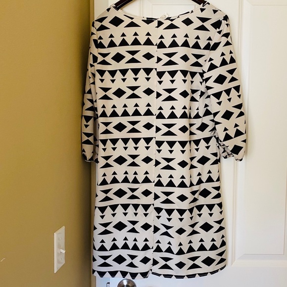 Geometric black and white dress with pink belt - Picture 2 of 4